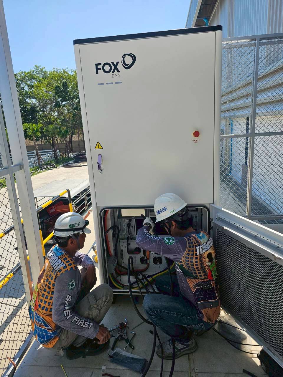 FOX ESS G-MAX ระบบกักเก็บพลังงานแบตเตอรี่ขนาดใหญ่ สำหรับธุรกิจและภาคอุตสาหกรรม